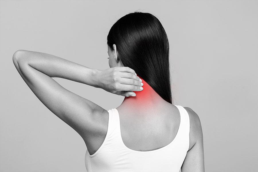 chica aquejada de dolor de cervicales